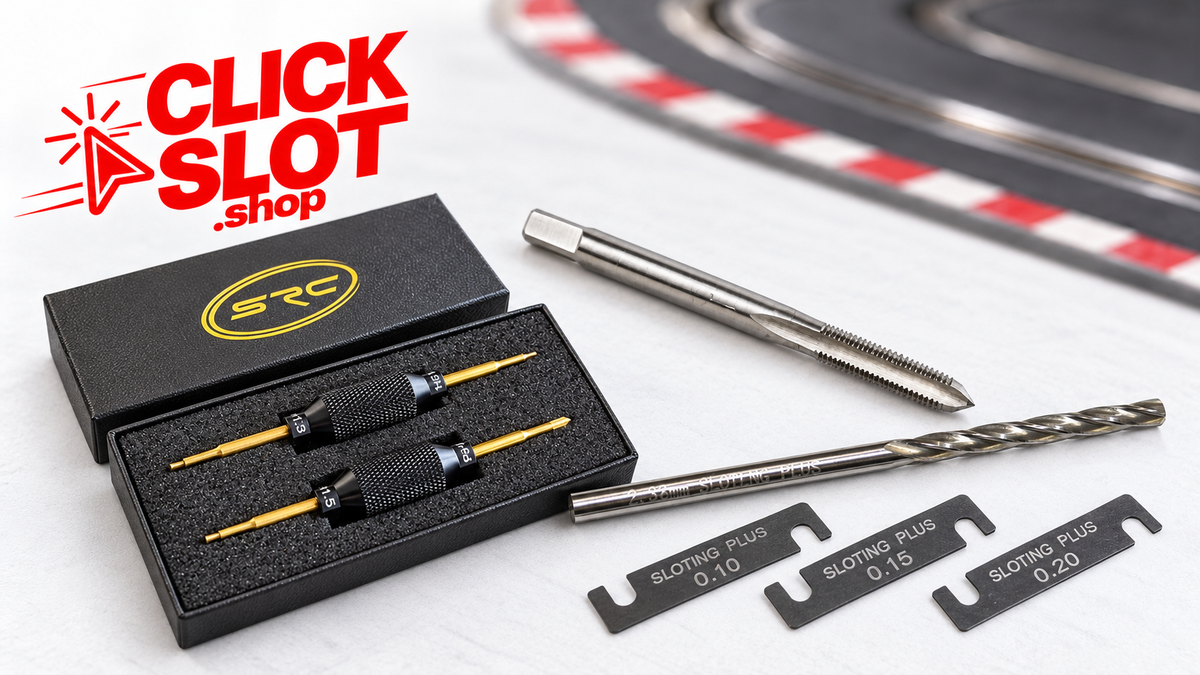 Herramientas de slot SRC, macho de roscar, escariador y galgas con pista desenfocada y logo Clickslot.shop