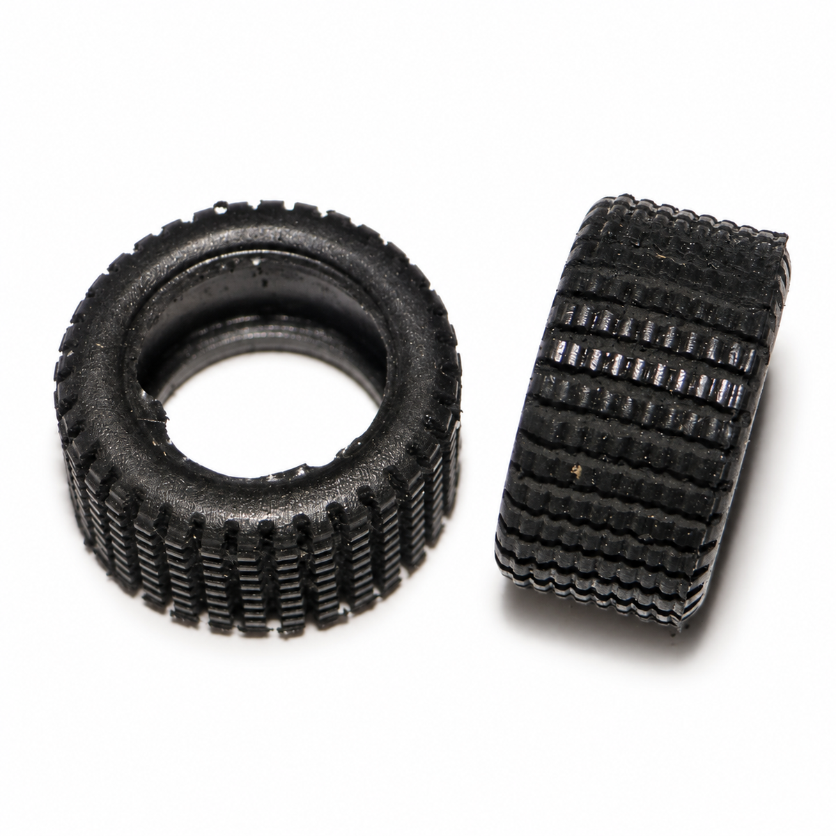 Dos neumáticos PKS PL003RA 19,5 × 9 mm, fondo blanco sin logos