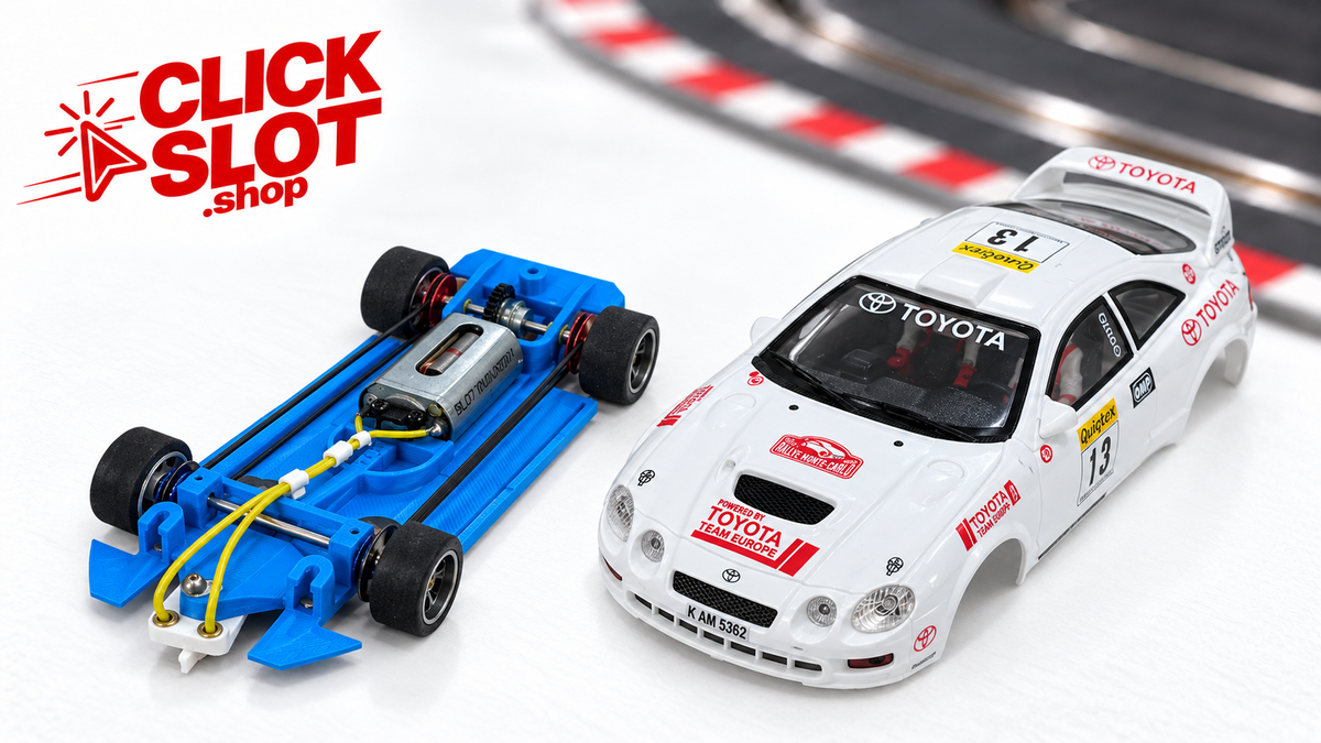 Toyota Celica Avant Slot decorado y chasis U3D preparado, con fondo blanco y logo Clickslot.shop.