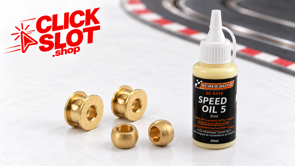 Cojinetes de slot junto al aceite Scaleauto Speed Oil-5, con pista desenfocada y logo Clickslot.shop