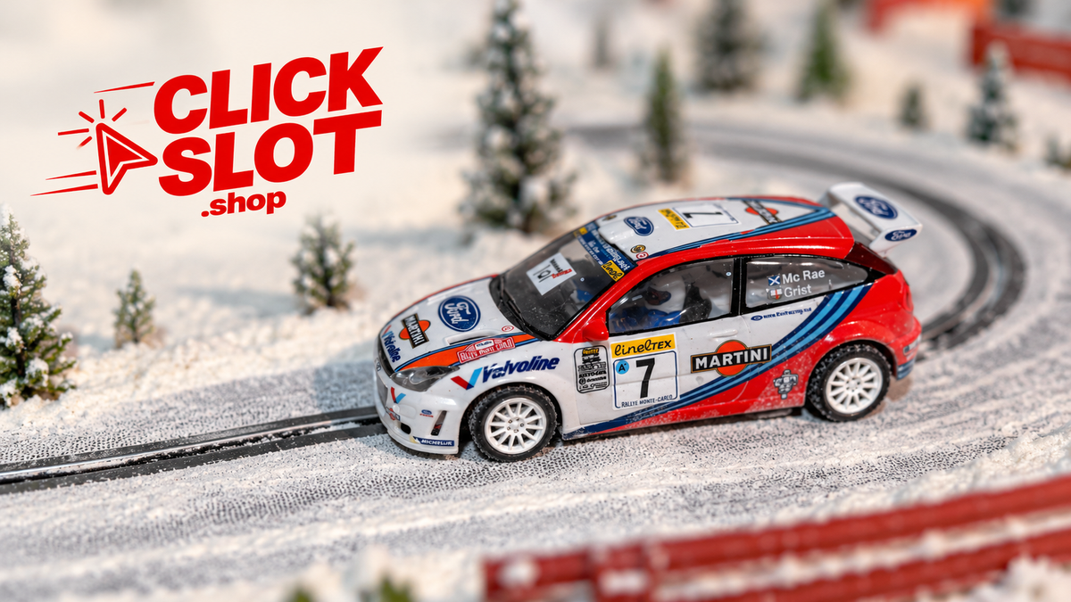 Ford Focus de rallyslot sobre pista cubierta de harina, con decoración de invierno y logo Clickslot.shop