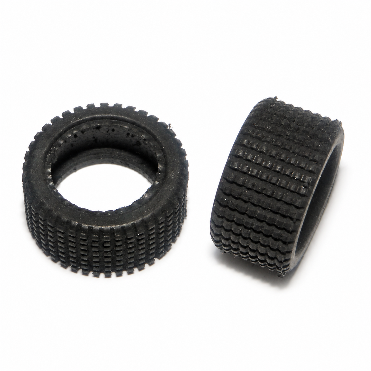 Dos neumáticos PKS PL008ERA 18,5 × 9 mm, fondo blanco sin logos